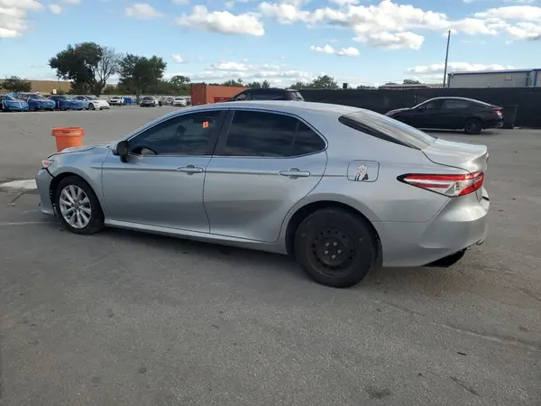 4T1B11HK0JU589767 2018 TOYOTA CAMRY - Image 2