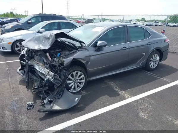 4T1B11HK0JU589901 2018 TOYOTA CAMRY - Image 2