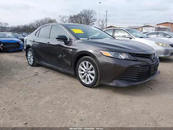 4T1B11HK0JU590188 2018 TOYOTA CAMRY - Image 1