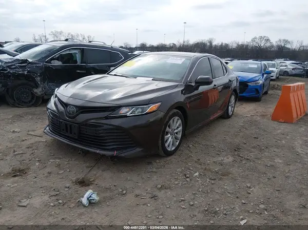 4T1B11HK0JU590188 2018 TOYOTA CAMRY - Image 2
