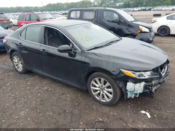 4T1B11HK0JU590661 2018 TOYOTA CAMRY - Image 1