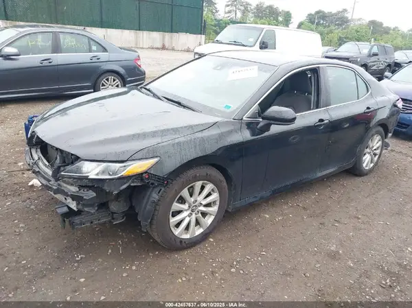 4T1B11HK0JU590661 2018 TOYOTA CAMRY - Image 2