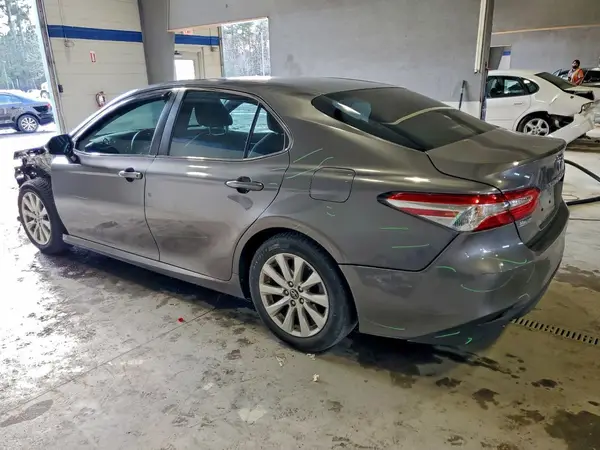 4T1B11HK0JU597951 2018 TOYOTA CAMRY - Image 2