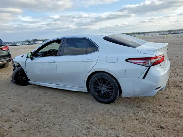 4T1B11HK0JU598162 2018 TOYOTA CAMRY - Image 2