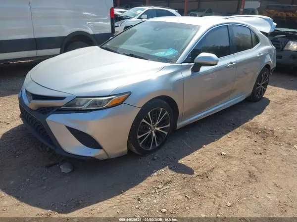 4T1B11HK0JU598176 2018 TOYOTA CAMRY - Image 2