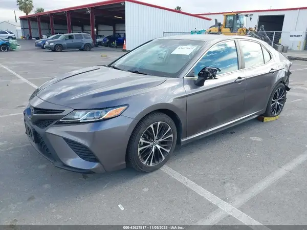 4T1B11HK0JU598811 2018 TOYOTA CAMRY - Image 2