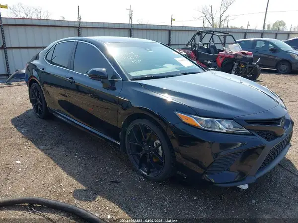 4T1B11HK0JU608379 2018 TOYOTA CAMRY - Image 1