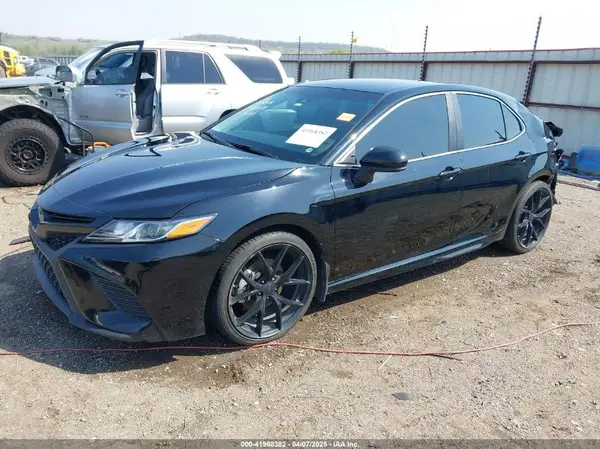 4T1B11HK0JU608379 2018 TOYOTA CAMRY - Image 2