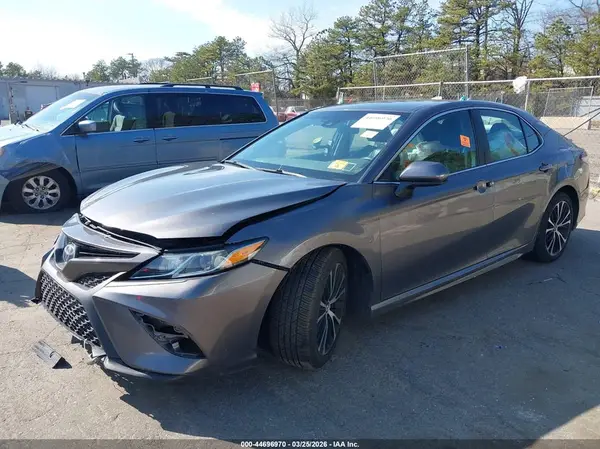 4T1B11HK0JU609127 2018 TOYOTA CAMRY - Image 2