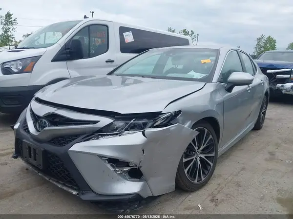 4T1B11HK0JU611153 2018 TOYOTA CAMRY - Image 2