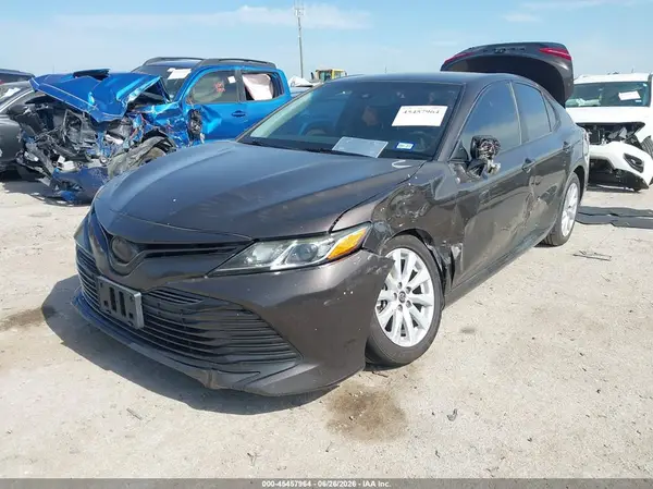 4T1B11HK0JU611329 2018 TOYOTA CAMRY - Image 2