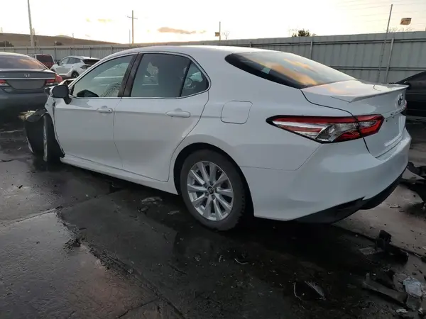 4T1B11HK0JU611928 2018 TOYOTA CAMRY - Image 2