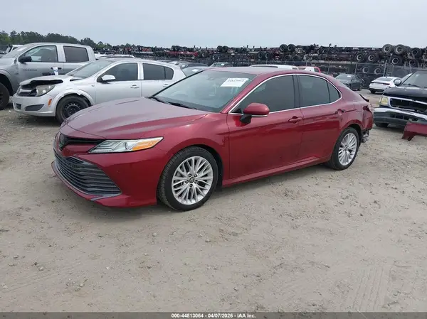 4T1B11HK0JU614800 2018 TOYOTA CAMRY - Image 2