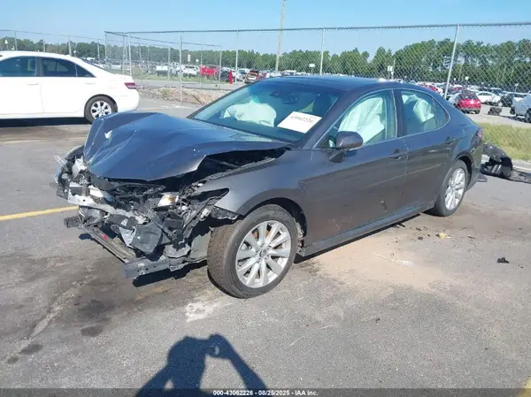 4T1B11HK0JU616207 2018 TOYOTA CAMRY - Image 2