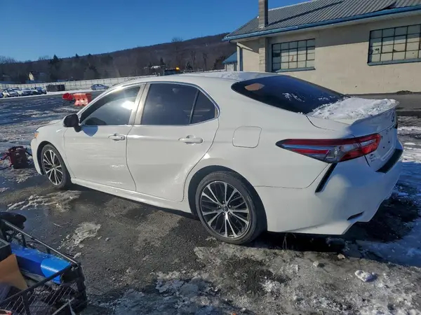 4T1B11HK0JU617602 2018 TOYOTA CAMRY - Image 2
