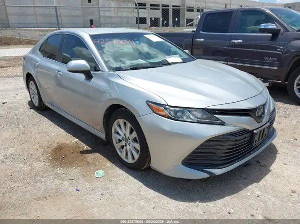 4T1B11HK0JU620631 2018 TOYOTA CAMRY - Image 1
