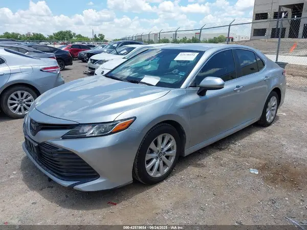 4T1B11HK0JU620631 2018 TOYOTA CAMRY - Image 2