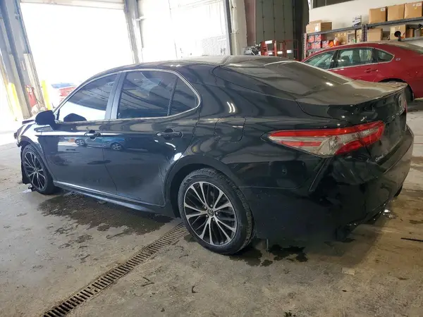 4T1B11HK0JU621262 2018 TOYOTA CAMRY - Image 2