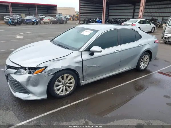 4T1B11HK0JU621701 2018 TOYOTA CAMRY - Image 2
