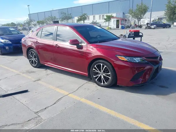 4T1B11HK0JU625148 2018 TOYOTA CAMRY - Image 1