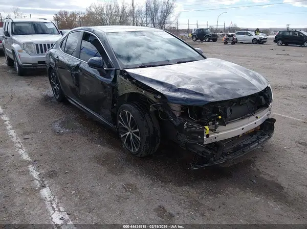 4T1B11HK0JU626185 2018 TOYOTA CAMRY - Image 1