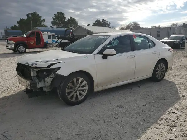 4T1B11HK0JU626901 2018 TOYOTA CAMRY - Image 1