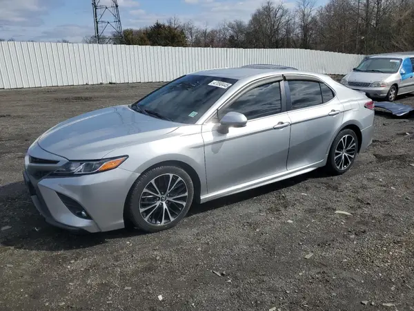 4T1B11HK0JU627725 2018 TOYOTA CAMRY - Image 1