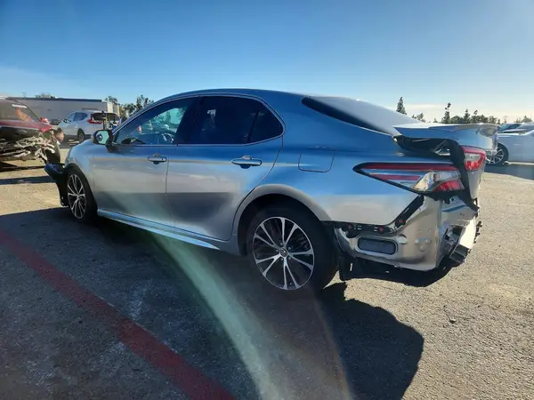 4T1B11HK0JU629300 2018 TOYOTA CAMRY - Image 2