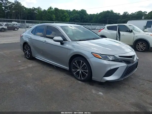 4T1B11HK0JU630575 2018 TOYOTA CAMRY - Image 1