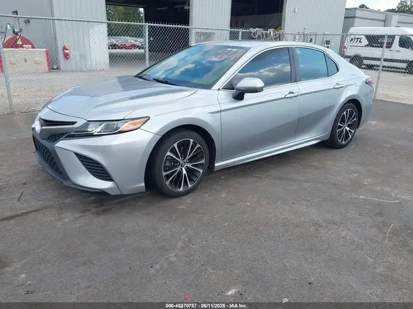 4T1B11HK0JU630575 2018 TOYOTA CAMRY - Image 2