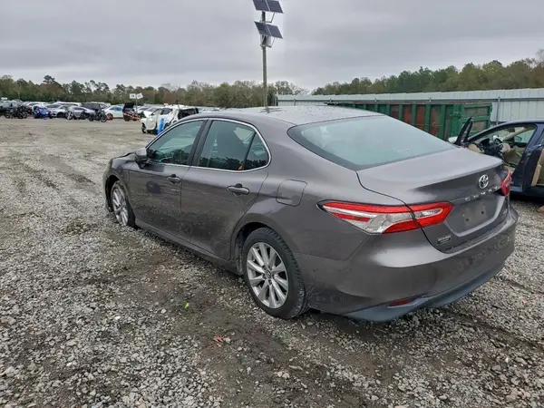 4T1B11HK0JU631483 2018 TOYOTA CAMRY - Image 2