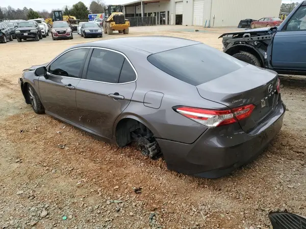 4T1B11HK0JU631581 2018 TOYOTA CAMRY - Image 2
