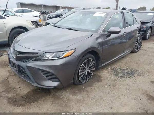 4T1B11HK0JU634027 2018 TOYOTA CAMRY - Image 2