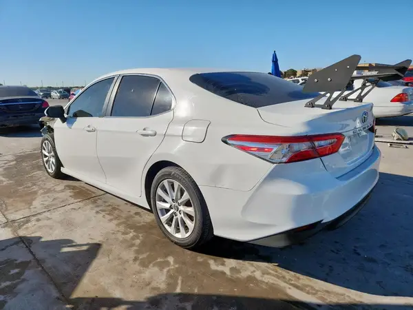 4T1B11HK0JU634450 2018 TOYOTA CAMRY - Image 2