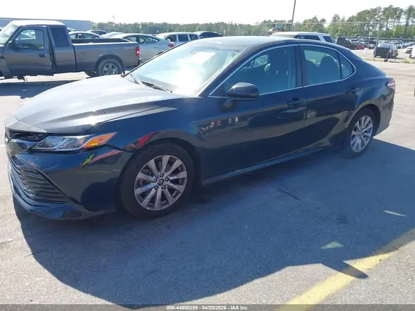 4T1B11HK0JU635761 2018 TOYOTA CAMRY - Image 2