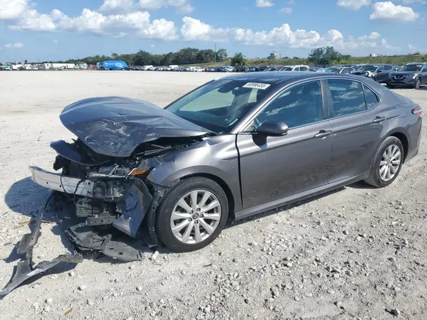 4T1B11HK0JU636344 2018 TOYOTA CAMRY - Image 1