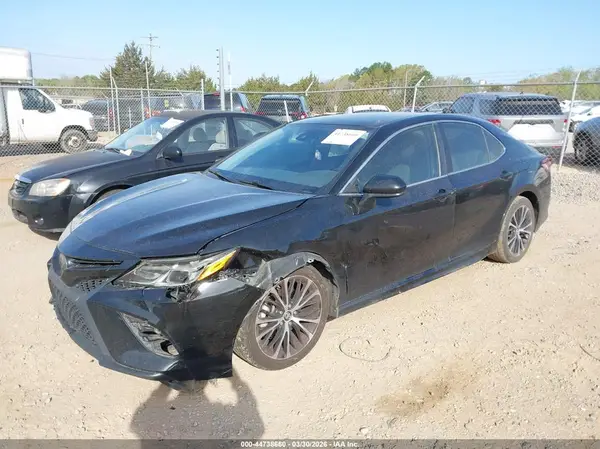 4T1B11HK0JU638028 2018 TOYOTA CAMRY - Image 2