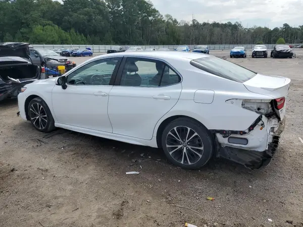 4T1B11HK0JU638143 2018 TOYOTA CAMRY - Image 2