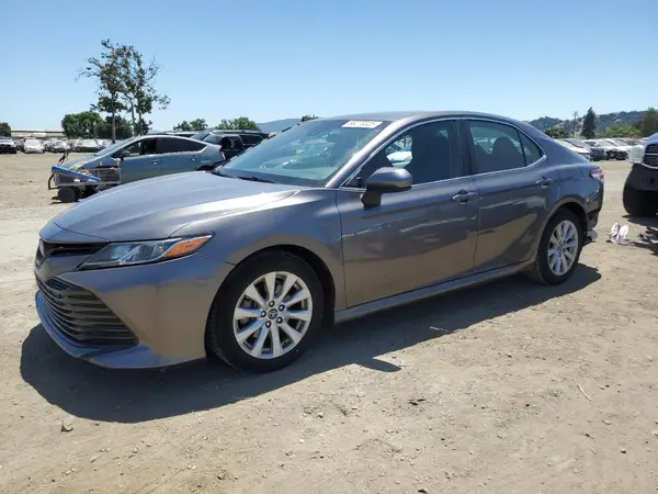 4T1B11HK0JU638563 2018 TOYOTA CAMRY - Image 1