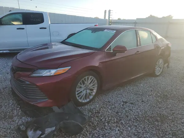 4T1B11HK0JU642211 2018 TOYOTA CAMRY - Image 1