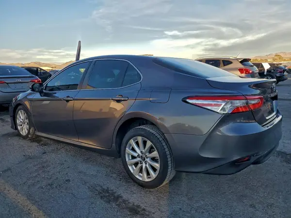 4T1B11HK0JU642872 2018 TOYOTA CAMRY - Image 2