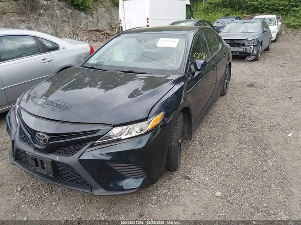 4T1B11HK0JU643570 2018 TOYOTA CAMRY - Image 2