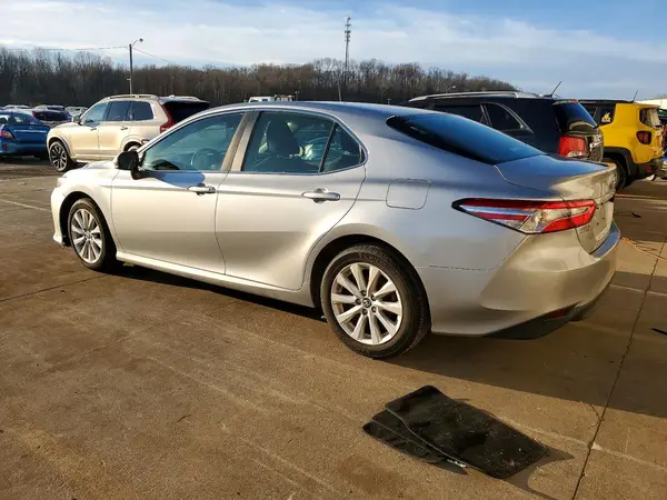 4T1B11HK0JU644685 2018 TOYOTA CAMRY - Image 2