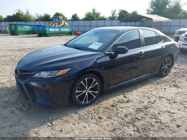 4T1B11HK0JU646825 2018 TOYOTA CAMRY - Image 2