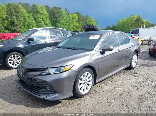 4T1B11HK0JU646873 2018 TOYOTA CAMRY - Image 2