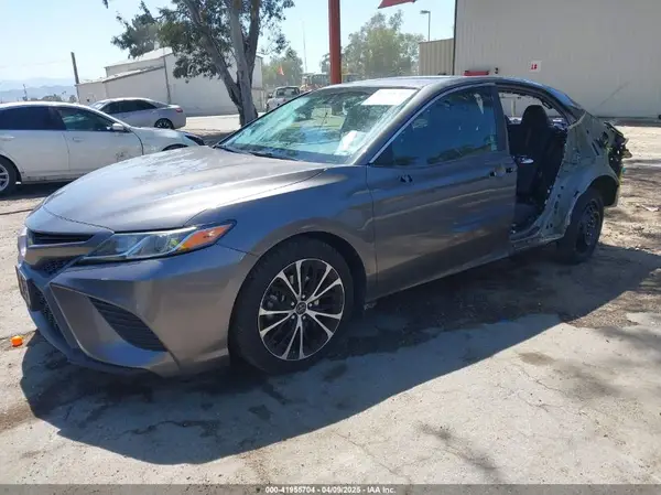 4T1B11HK0JU646985 2018 TOYOTA CAMRY - Image 2