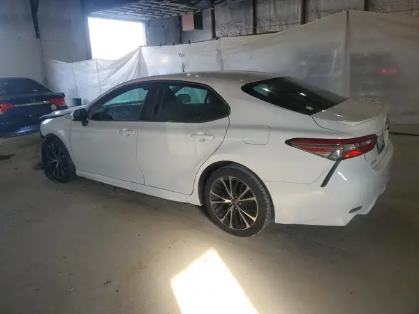 4T1B11HK0JU647764 2018 TOYOTA CAMRY - Image 2