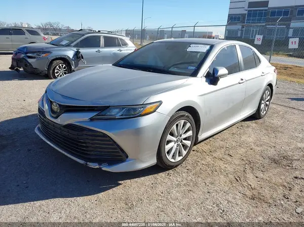4T1B11HK0JU647893 2018 TOYOTA CAMRY - Image 2