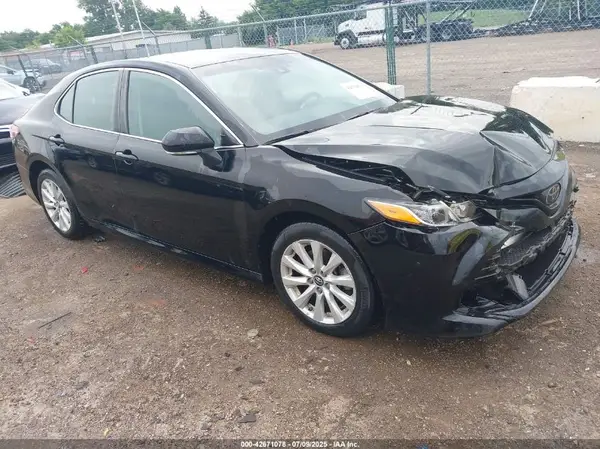4T1B11HK0JU650101 2018 TOYOTA CAMRY - Image 1