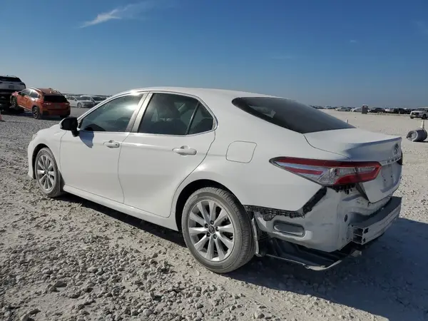 4T1B11HK0JU650714 2018 TOYOTA CAMRY - Image 2